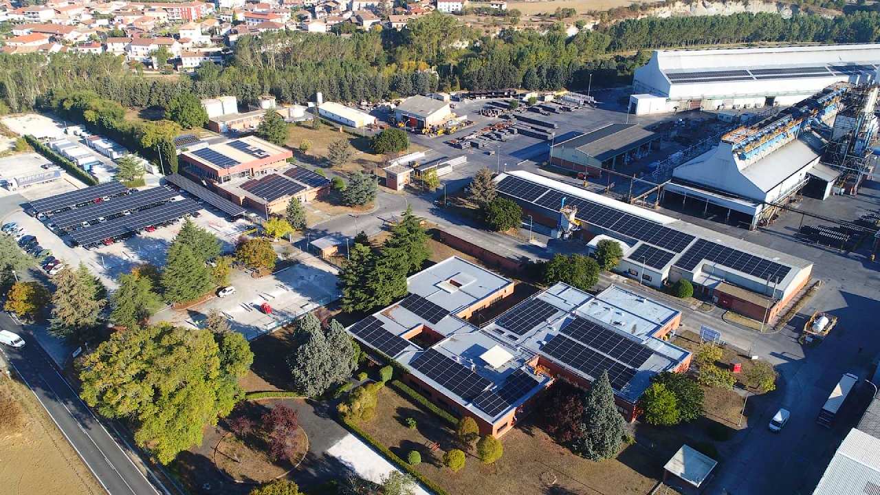 El nuevo proyecto de autoconsumo solar en Navarra permite que, gracias a ACCIONA, la factoría de grafito reduzca su huella ambiental sin necesidad de invertir capital propio inicialmente.