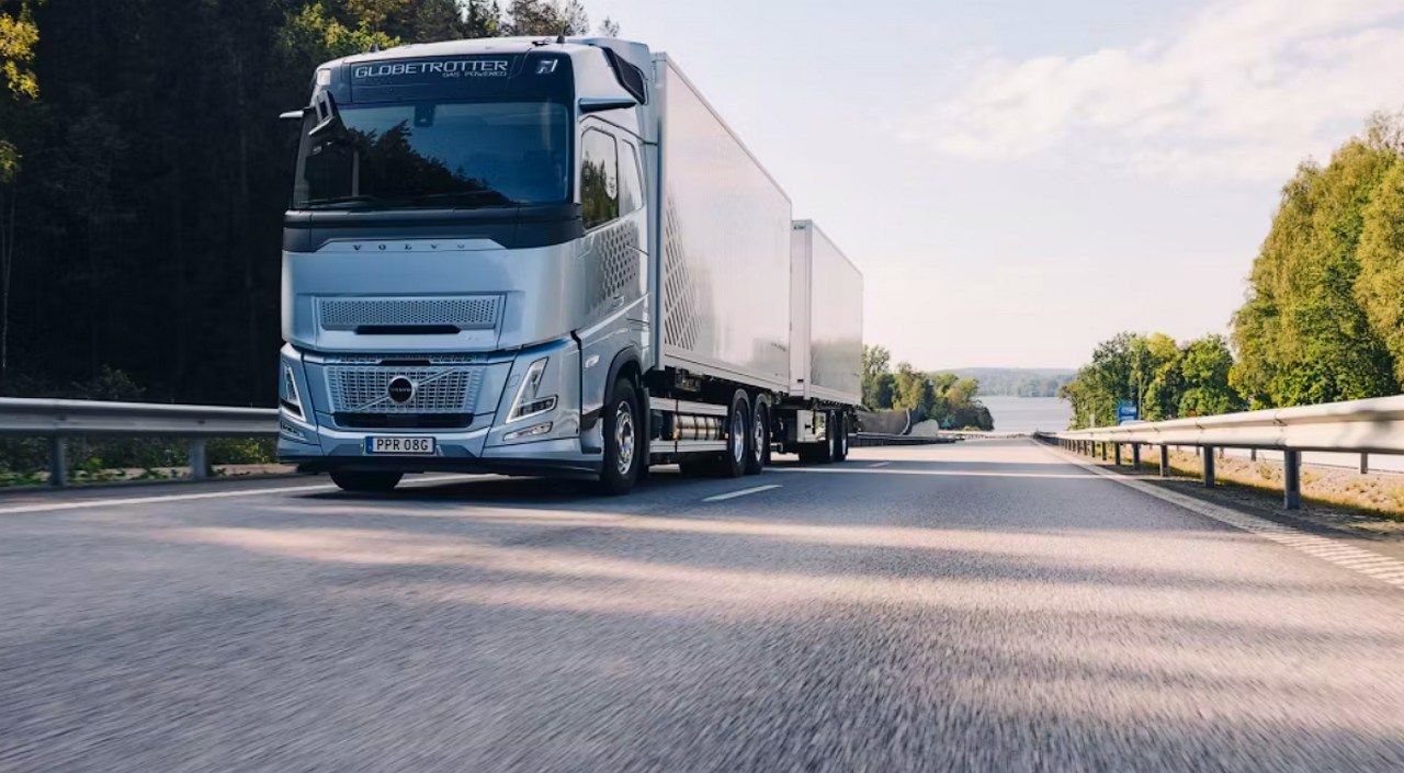 Estos motores de combustión de Volvo combinan bloques de 13 litros con tecnologías de asistencia predictiva para recortar las emisiones contaminantes de manera inmediata.