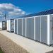 Las baterías a gran escala aseguran el suministro y estabilizan la red eléctrica mediante control de tensión y reservas rápidas.