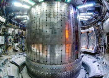 El proyecto de Commonwealth Fusion Systems busca generar energía de fusión nuclear masiva mediante un reactor tipo tokamak para abastecer a miles de casas sin emitir gases contaminantes al aire.