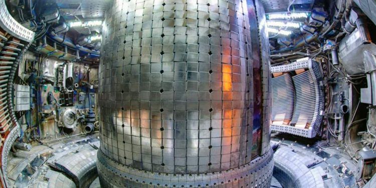 El proyecto de Commonwealth Fusion Systems busca generar energía de fusión nuclear masiva mediante un reactor tipo tokamak para abastecer a miles de casas sin emitir gases contaminantes al aire.