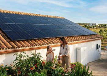 Instalar placas solares es la vía más directa para reducir el coste eléctrico doméstico de forma permanente.