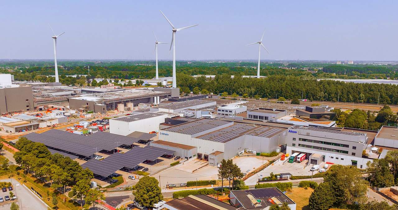 Menapy financia y gestiona toda la infraestructura fotovoltaica y de baterías en el aparcamiento corporativo, garantizando el ahorro inmediato y el cumplimiento normativo sin inversión inicial.