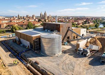 La Junta de Castilla y León licita una red de calefacción centralizada para abastecer a más de 28.000 viviendas mediante biomasa forestal local.