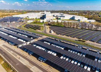 Las placas solares de Stellantis ya asumen la generación eléctrica en dos tercios de sus fábricas europeas.