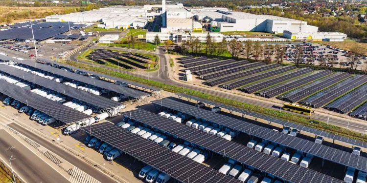 Las placas solares de Stellantis ya asumen la generación eléctrica en dos tercios de sus fábricas europeas.