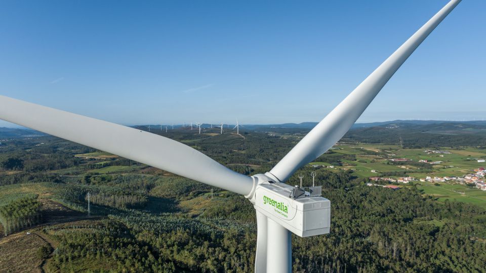Greenalia desplegará almacenamiento energético con baterías en sus plantas fotovoltaicas y eólicas para maximizar el rendimiento económico en el mercado.