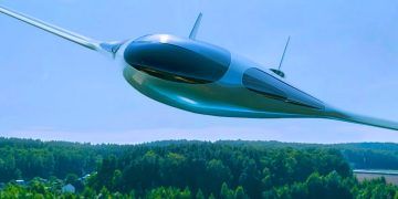 El fabricante francés Eenuee diseña el Gen-ee, un modelo de avión eléctrico regional para 19 pasajeros que soluciona el exceso de masa de los acumuladores comerciales. Esta aeronave realiza trayectos cortos mediante una estructura integrada que genera sustentación propia permanente.