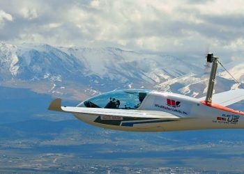 Un piloto logra cruzar el cielo de Florida usando baterías de estado sólido en lugar de litio líquido, abriendo la puerta a los vuelos comerciales sin emisiones gracias a un rendimiento energético sin precedentes.