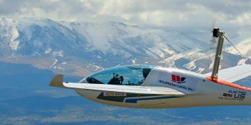 Un piloto logra cruzar el cielo de Florida usando baterías de estado sólido en lugar de litio líquido, abriendo la puerta a los vuelos comerciales sin emisiones gracias a un rendimiento energético sin precedentes.