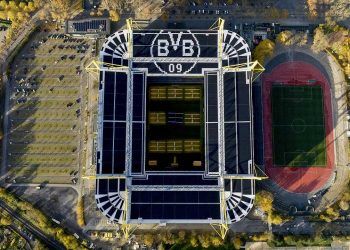 La mayor cubierta solar en un estadio de fútbol ya genera más de 4 GWh anuales para el Borussia Dortmund y reduce cerca de 1.700 toneladas de CO₂ cada año.