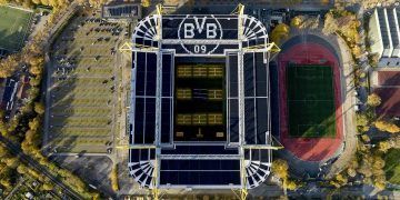 La mayor cubierta solar en un estadio de fútbol ya genera más de 4 GWh anuales para el Borussia Dortmund y reduce cerca de 1.700 toneladas de CO₂ cada año.