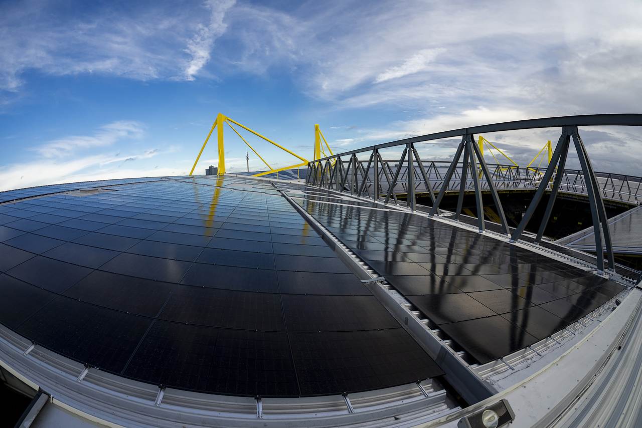 La cubierta solar del SIGNAL IDUNA PARK alcanza cifras previstas desde su puesta en marcha y cubre una parte relevante de la demanda energética del recinto.