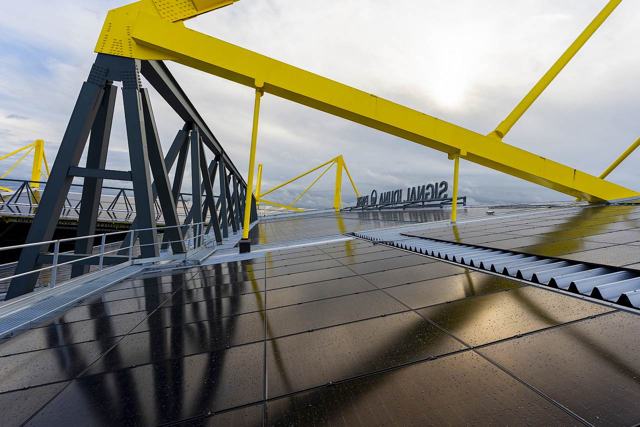 El proyecto incorpora 11.132 módulos fotovoltaicos y sitúa al estadio entre las referencias europeas en producción eléctrica renovable aplicada al deporte.