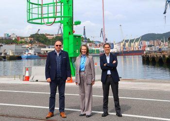 Izaskun Goñi, presidenta de la Autoridad Portuaria de Pasaia (APP), junto a Eduardo Lobato, delegado comercial de Iberdrola España en País Vasco.