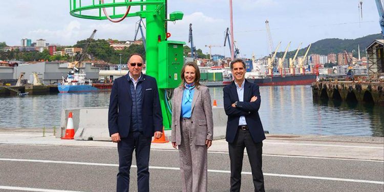 Izaskun Goñi, presidenta de la Autoridad Portuaria de Pasaia (APP), junto a Eduardo Lobato, delegado comercial de Iberdrola España en País Vasco.