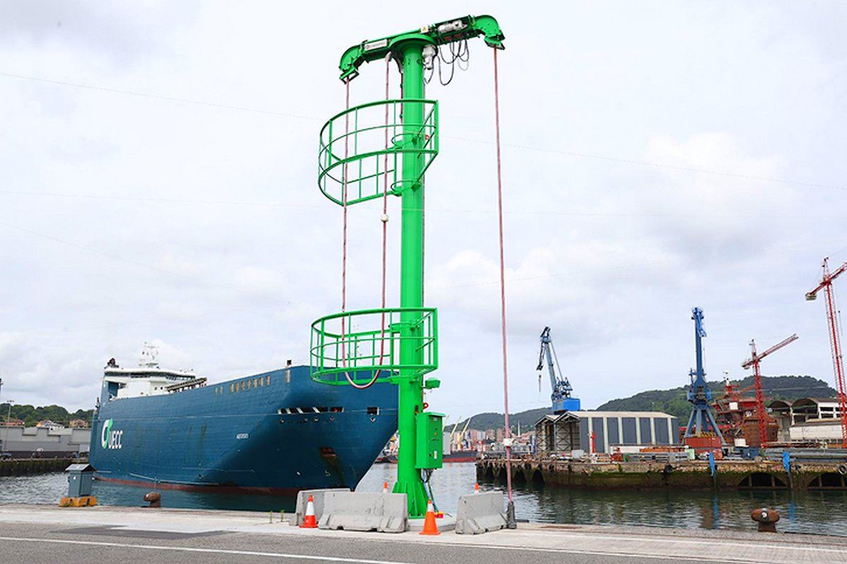 El Puerto de Pasaia sustituye el uso de motores auxiliares por un repostaje eléctrico fijo para reducir las emisiones de los buques en el muelle de Kaputxinos.
