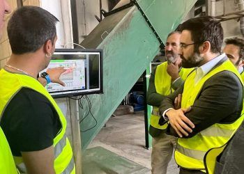 Joan Groizard inspeccionó en mayo la central ‘Soria II’ para conocer cómo las redes de calor renovables integran la biomasa en la industria soriana, reforzando la eficiencia y la sostenibilidad local.