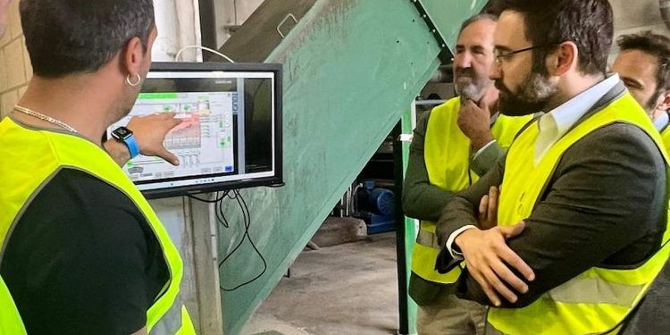 Joan Groizard inspeccionó en mayo la central ‘Soria II’ para conocer cómo las redes de calor renovables integran la biomasa en la industria soriana, reforzando la eficiencia y la sostenibilidad local.