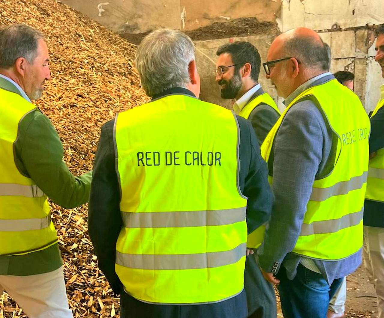 Las redes de calor renovables sorianas funcionan mediante la integración de biomasa y recuperación térmica. Este modelo se ha convertido en un referente nacional para sustituir los combustibles fósiles en la industria local y urbana.