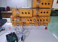 El sistema está integrado por un equipo electrónico compacto que se instala en el cuadro eléctrico y un programa informático de código abierto.